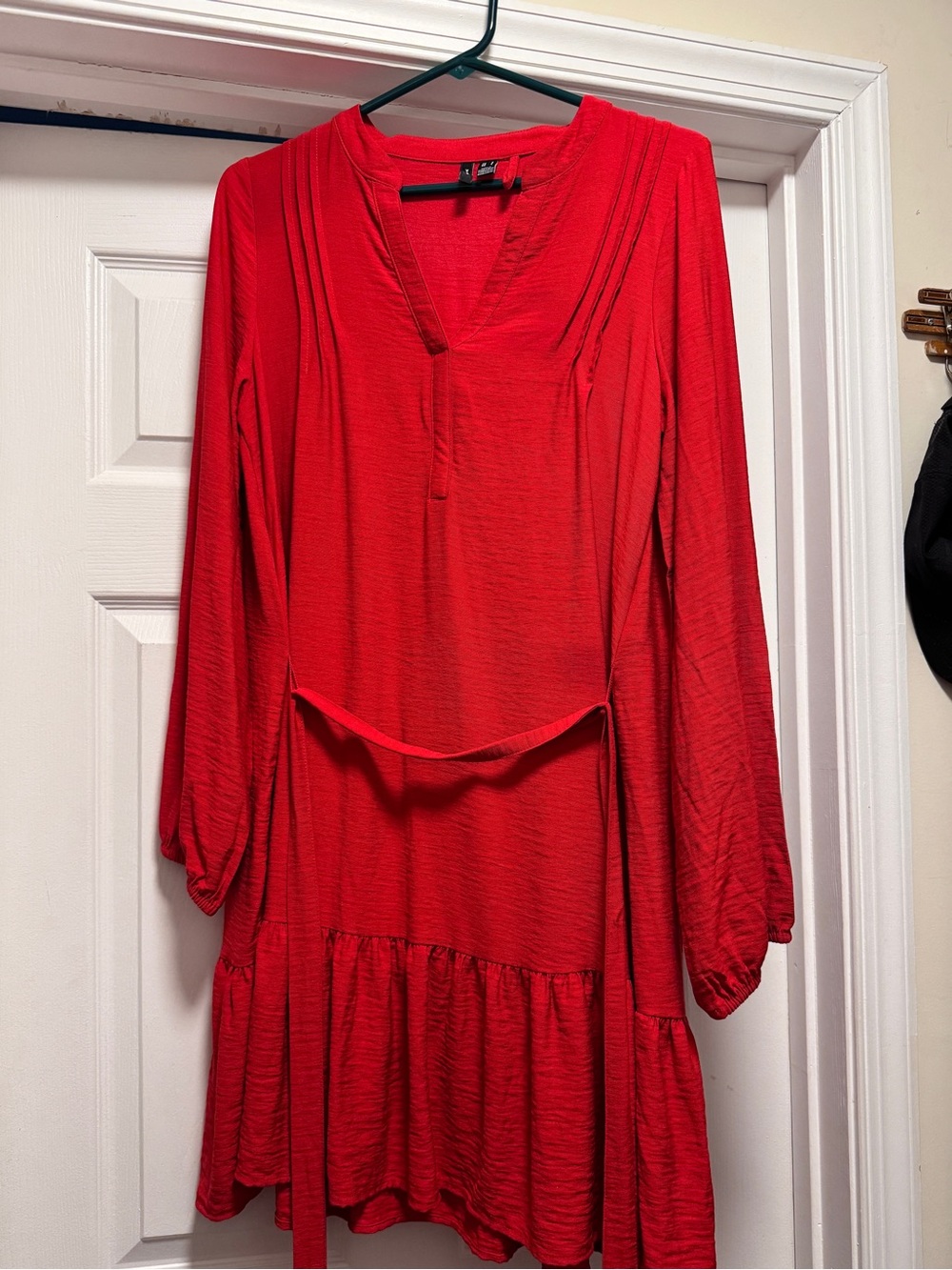 Vero moda Red Long-Sleeve Tiered Dress with Tie, Size Small.